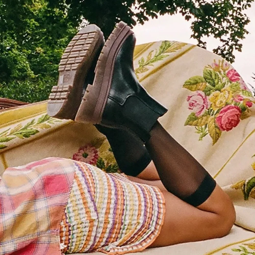 Urban Outfitters | UO Betty Treaded Chelsea Boot Lug Sole Black Brown Combat New - Picture 2 of 16